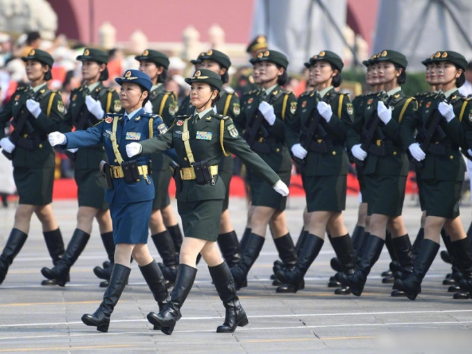 女兵方队领队是两位女将军程晓健少将（左）、唐冰少将（右）。 网图