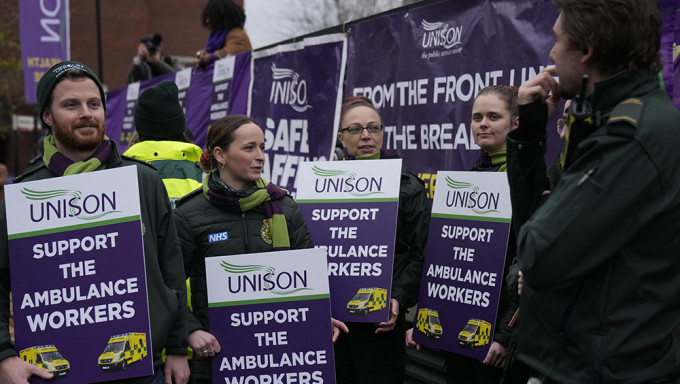 英国2万多名救护员周三进行12小时罢工。AP