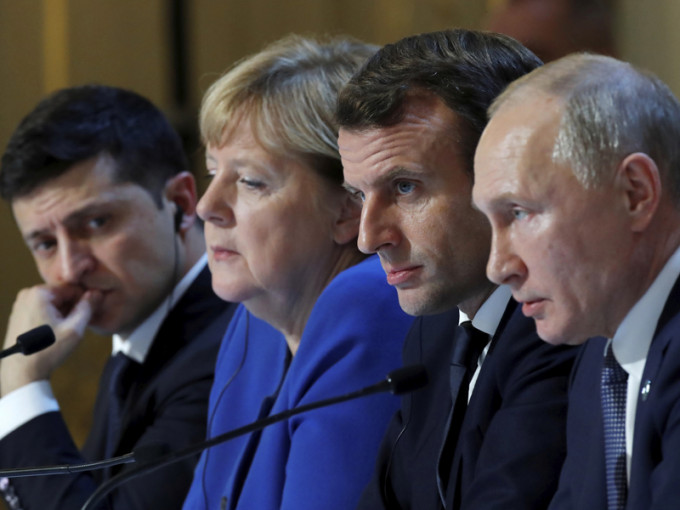 俄罗斯总统普京（右一）与乌克兰总统泽连斯基（左一），在巴黎出席乌克兰问题四方会谈，是两人首次见面。AP