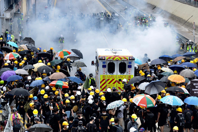 警方在安樂路及泰祥街一帶持續施放催淚煙。