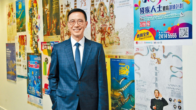 文化体育及旅游局局长杨润雄称，重点发展具特色的本地游，例如文化、古迹及绿色旅游等。