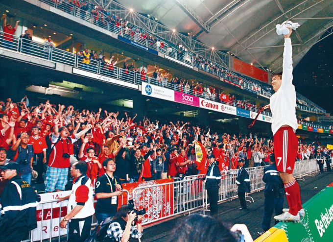 東亞運動會，香港足球隊擊敗日本奪冠。