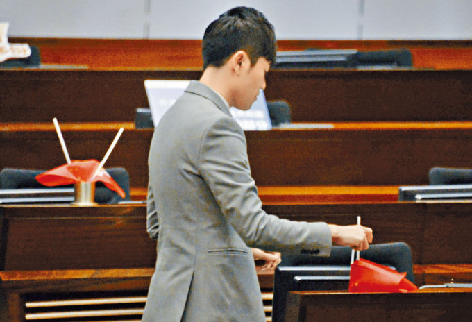 ■资审会曾就郑松泰倒插国旗事件查询。