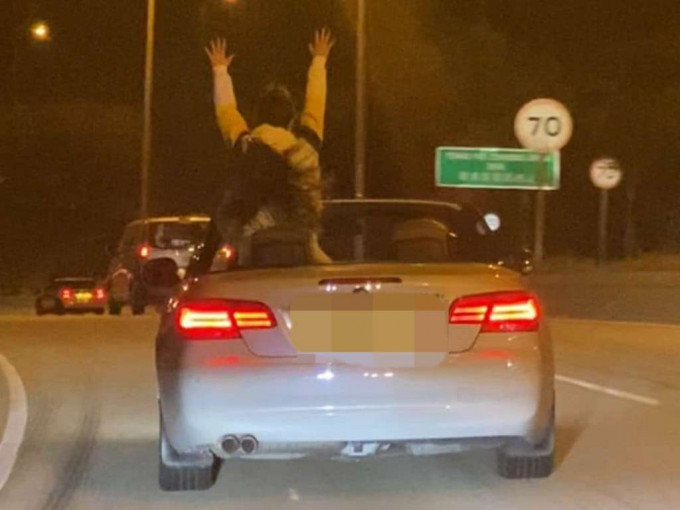 屯門公路開篷寶馬車女子危險乘車。