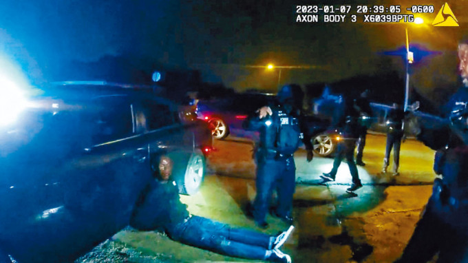 孟菲斯市当局公布的摄录画面显示，黑人男子尼科尔斯被警察毒打后扣上手铐坐在地上。
