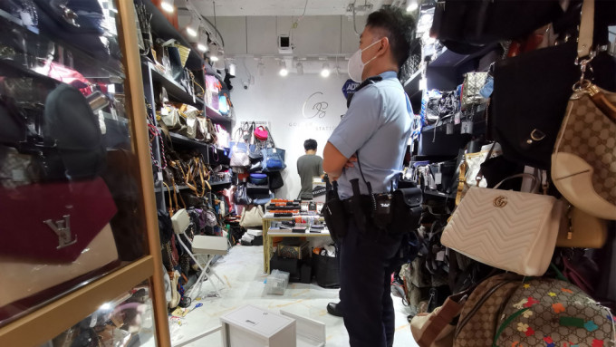旺角新之城一間二手名牌袋店發生傷人及刑毀案。