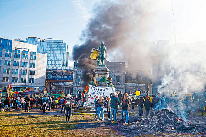 农民在布鲁塞尔欧洲议会大楼附近的卢森堡广场抗议。