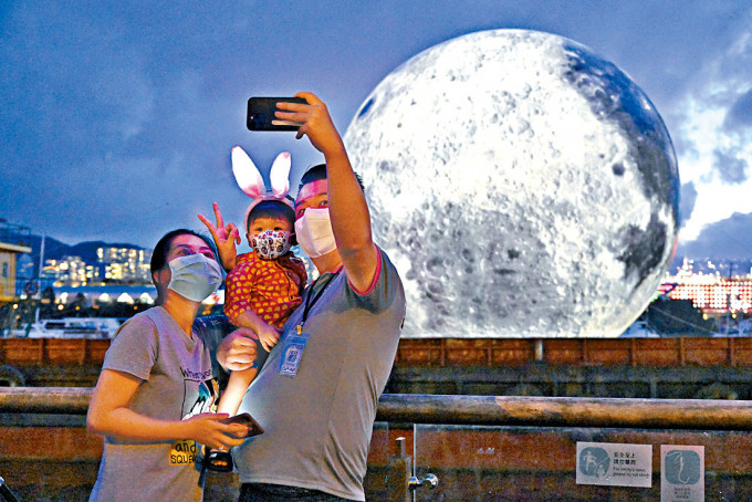 ■十五米巨型发光月亮，是香港今年中秋节最大的月球装置。