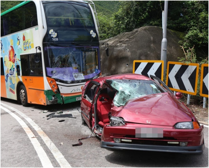 私家車車頭右邊近司機位嚴重損毀。讀者提供