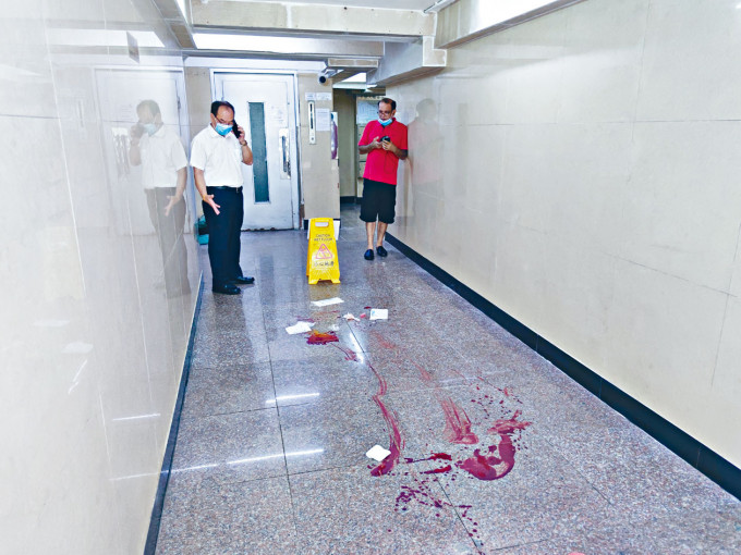大厦保安员用士巴拿击伤男住客，现场遗下数米长血路。