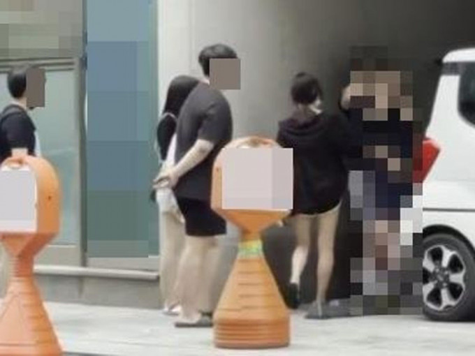 南韩3男2女当街欺凌弱小男生，被民众拍下过程。