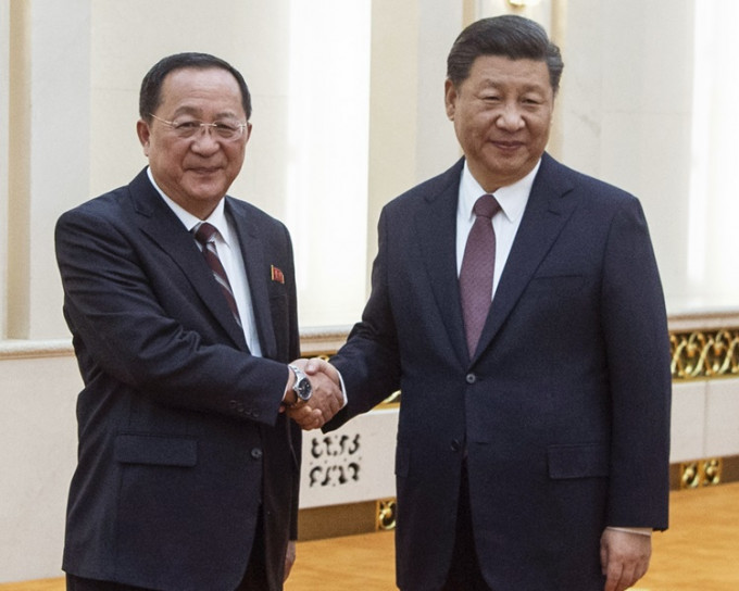 国家主席习近平与北韩外相李勇浩会面。AP