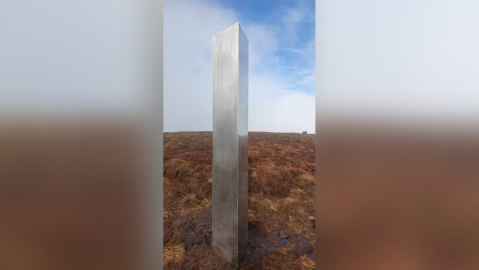 英国小镇山丘出现3米高神秘金属柱。