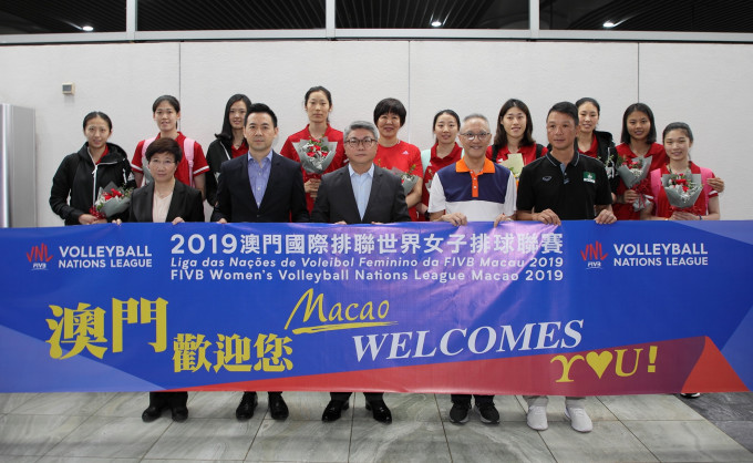 中國女排抵達澳門，主教練郎平(後排中)望借賽提升球隊默契。相片由公關提供