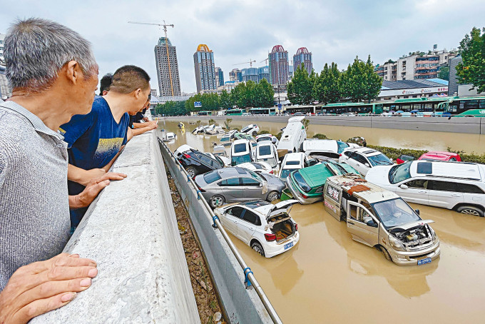 數十輛汽車被洪水衝擠在一起。　