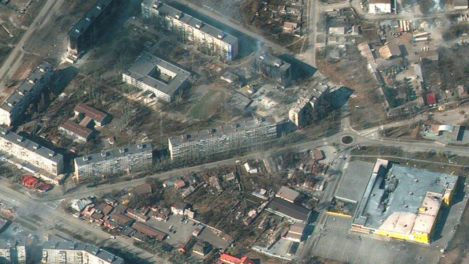 马里乌波尔市长指全市有八成住宅楼宇被摧毁或受到损毁。AP