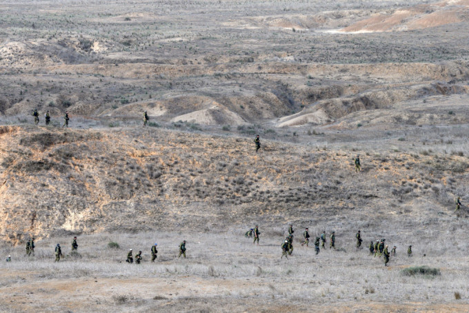 哈馬斯10月7日突襲以色列後，以軍在以色列南部加沙接壤邊境搜索人體殘骸及其他證據。路透社