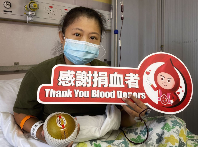 重型地貧患者馮斯燕到醫院接受輸血治療，感激恆常捐血的熱心人士。政府新聞處圖片