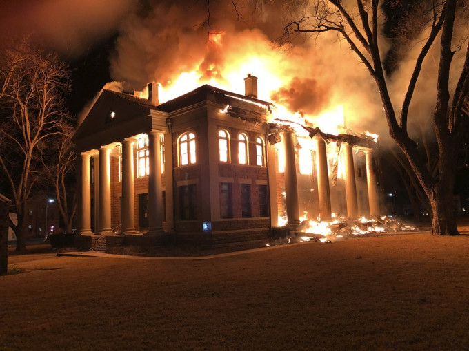 大楼于周四晚起火，迅速蔓延。AP图片