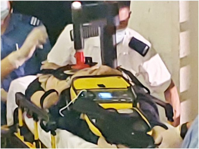 救護人員用自動心外壓機及心臟除顫器為事主進行急救。