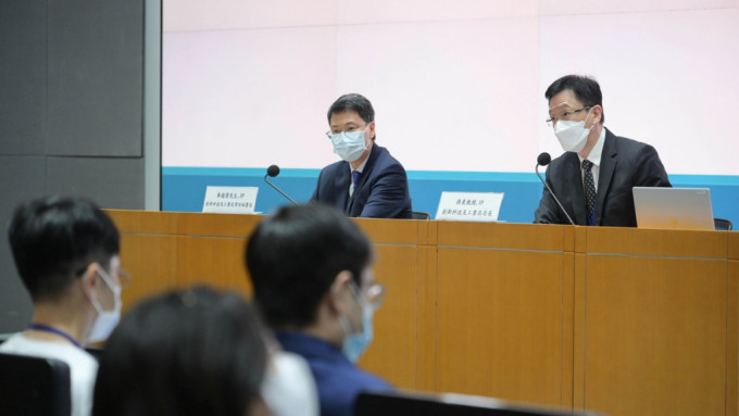 孙东（右）在座谈会上主讲。政府新闻处图片