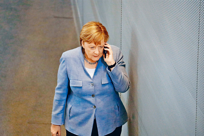 ■德国总理默克尔前年在柏林国会下议院，独自走到一角打电话。