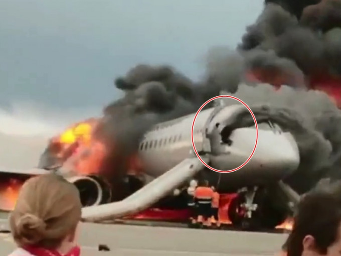 副机长库兹涅佐夫在逃出猛烈焚烧的飞机后，从逃生滑梯爬回机舱拯救叶夫多基莫夫。 影片截图