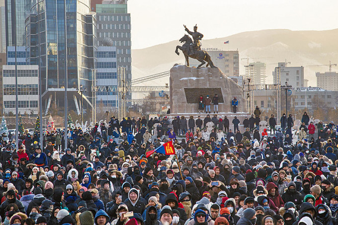 民众周一聚集乌兰巴托的苏赫巴托广场示威。