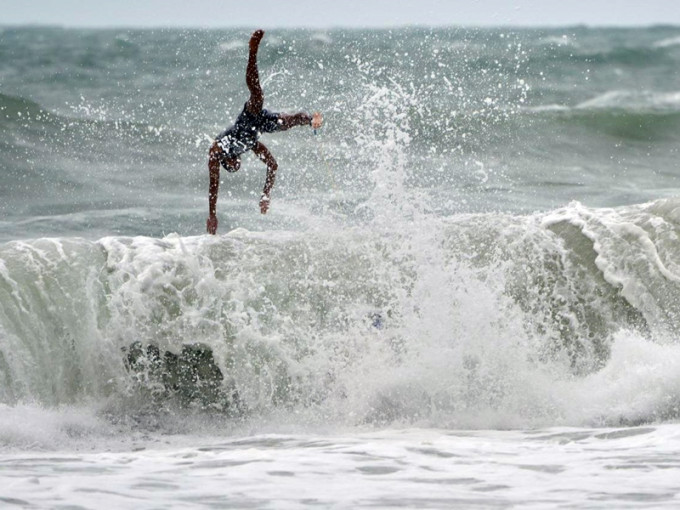 有市民冒险到西贡大浪湾冲浪。