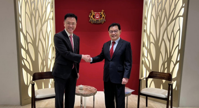 正在新加坡访问的孙东(左)与副总理王瑞杰(右)会面。孙东facebook图片