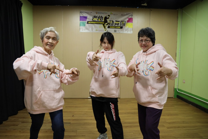 長者蔡燕儀（右）和鄒麗姿（左）在青年導師陳心余（中）教導下翻跳韓國女團舞曲。 林家希攝