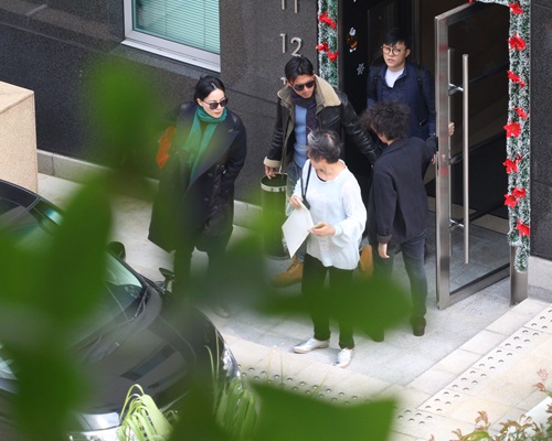 2014年，王菲与窦靖童返港，会合霆锋去经理人陈家瑛位于浅水湾的寓所。