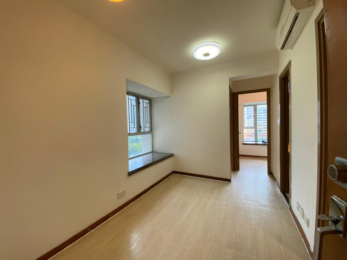 全屋附簇新裝潢,大廳以木地板及白色牆身,保養新淨。
