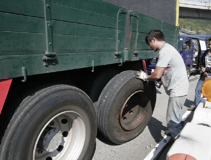 进行或致使或允许他人在道路上进行车辆维修等行为，亦会遭发传票。资料图片