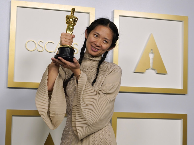 趙婷憑《浪跡天地》奪得最佳電影、最佳女導演。AP圖片