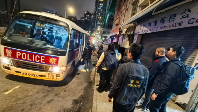 警红磡捣破非法钓鱼机赌档拘捕 6人。警方图片