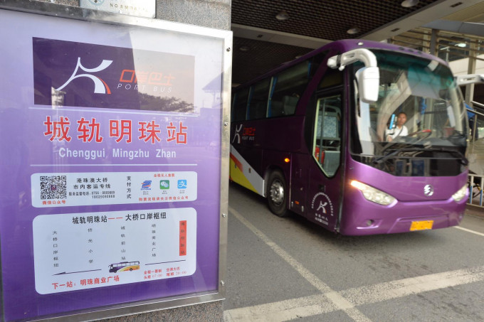 现场已设立巴士綫资料牌，亦有紫色车色的口岸巴士经过该站