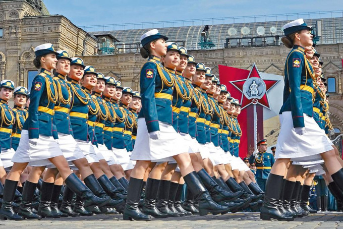 莫斯科紅場上周六舉行勝利日閱兵綵排，有女兵步操。