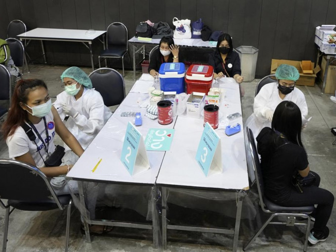 泰国政府明天开始放宽5种场所防疫规定。美联社图片