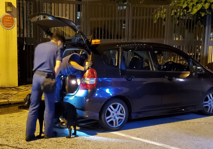 警方召警犬搜查懷疑收藏毒品的可疑車輛。資料圖片