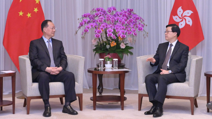 李家超( 右 )与湖南省省长毛伟明会面，就加强两地合作交换意见。政府新闻处