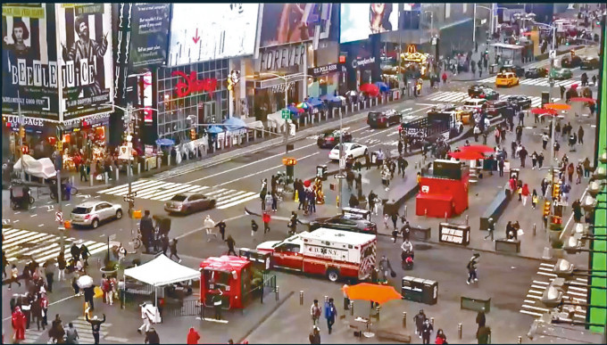 ■纽约时代广场出现枪响时，路人慌忙四散。