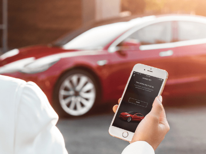 Tesla车主可以把手机应用程式当成解锁和启动汽车的钥匙。 （网上图片）