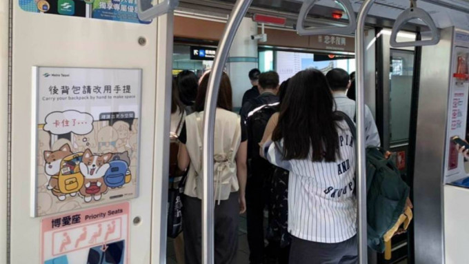 一名台湾妇人日前乘搭捷运时，发现一名男子以外套遮住下体，再靠一名女高中生，并企图拍照。（图： 中时资料相）