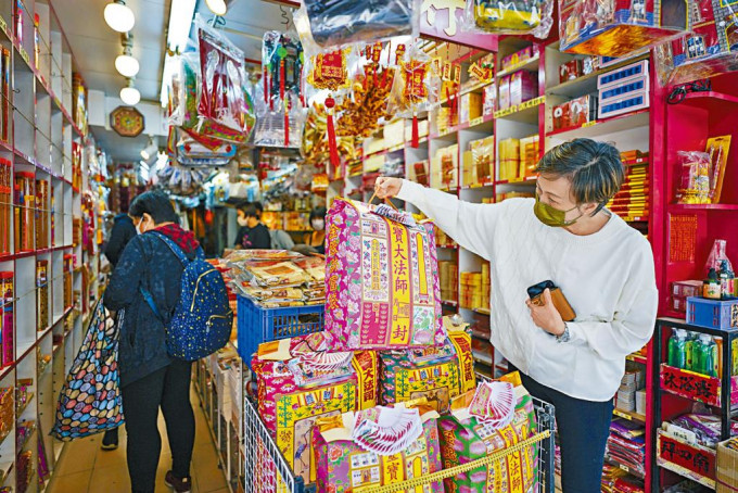 清明時節，不少市民買衣包祭祖。