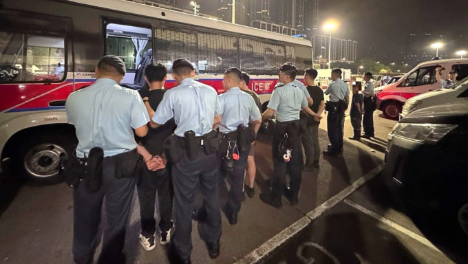 行动中共拘捕12名年龄介乎22至52岁内地男子，涉嫌「逾期居留」等罪名。