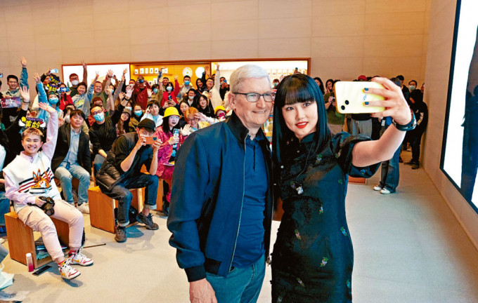準備參加論壇的蘋果CEO庫克昨天現身北京蘋果店，同顧客聚會。