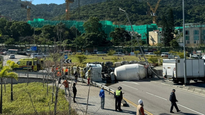 重型車翻側橫亘路面。