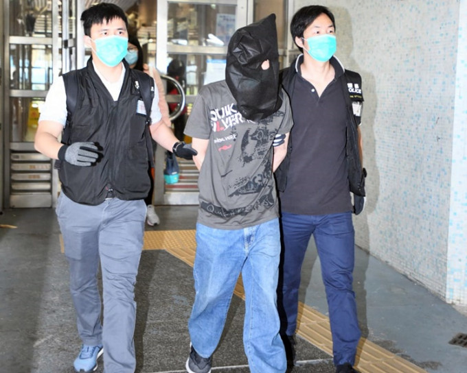 被捕男子被押返位于慈云山慈民邨民健楼的寓所调查。