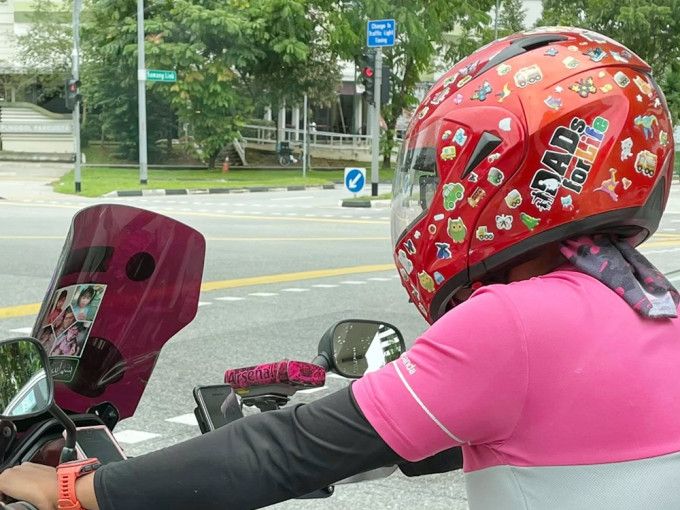 电单车外卖员头盔贴满不同的卡通图案贴纸。Bart Salleh FB图片